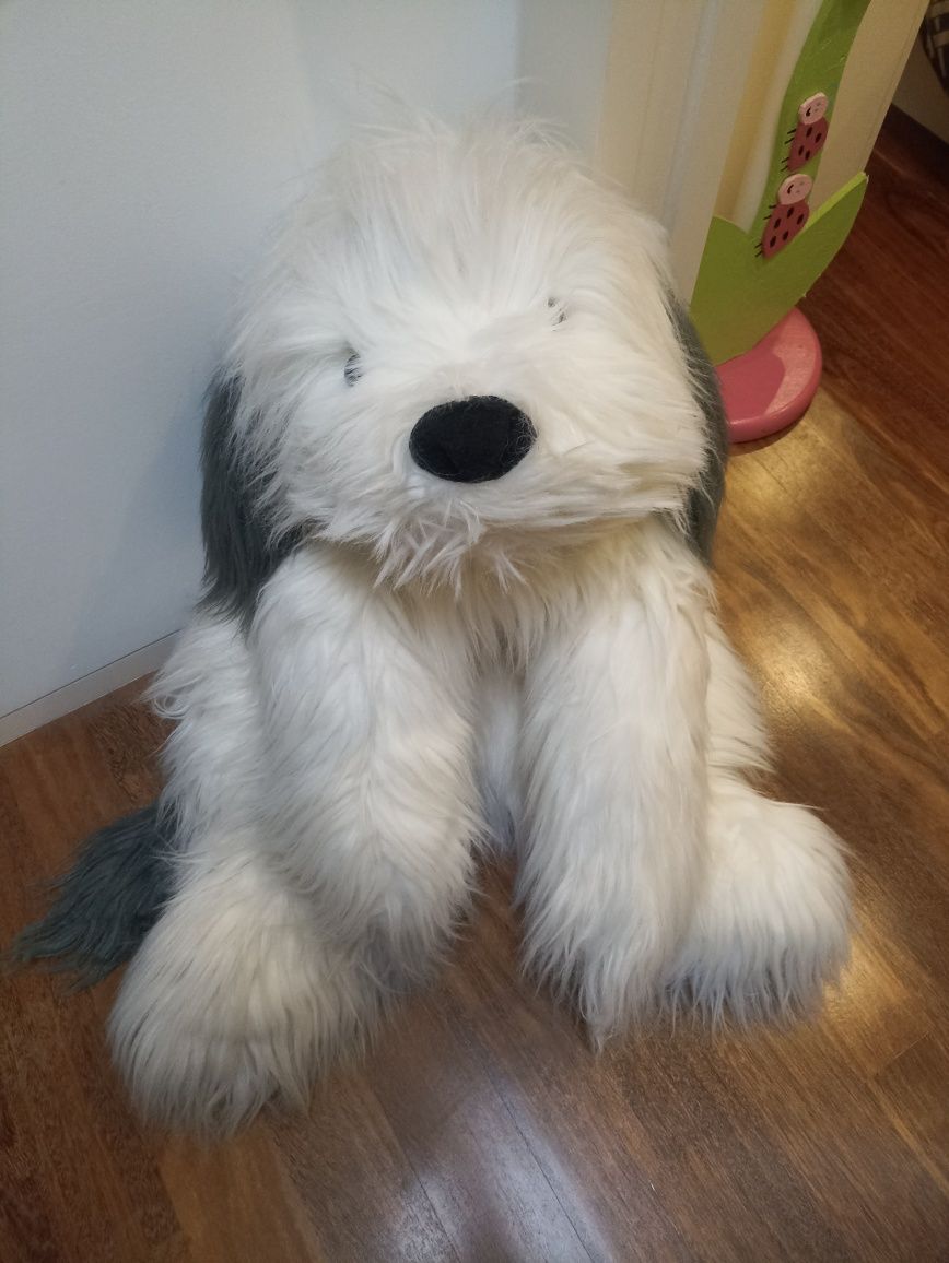 Cão de peluche gigante