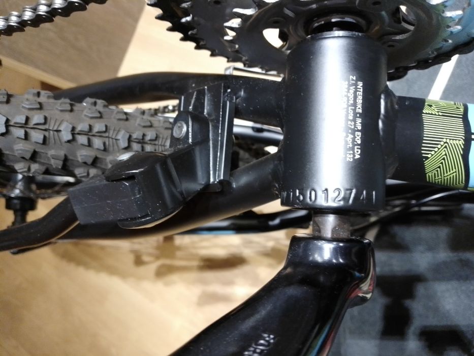 Bicicleta praticamente nova rodada 24 cor preta e azul.