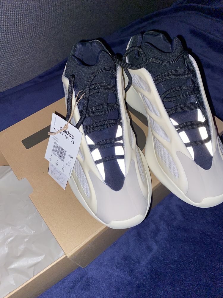 Yeezy 700 v3 Azael 43 1/3