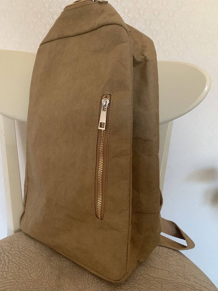 Оригинальный рюкзак из ламинированной крафт бумаги.