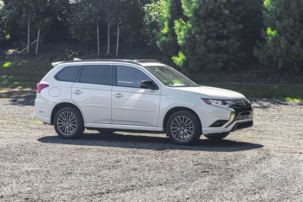 Mitsubishi Outlander Hybrid Plug-in LE S-AWC      2021