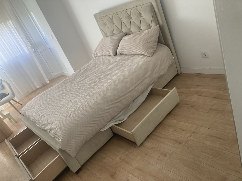 Cama de casal cinza