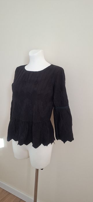 Bluzka kolor czarny wzorzysty materiał baskinka falbanka Reserved XS