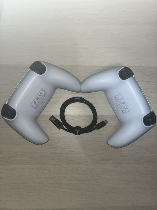2 comandos PS5 com 1 cabo de carregamento