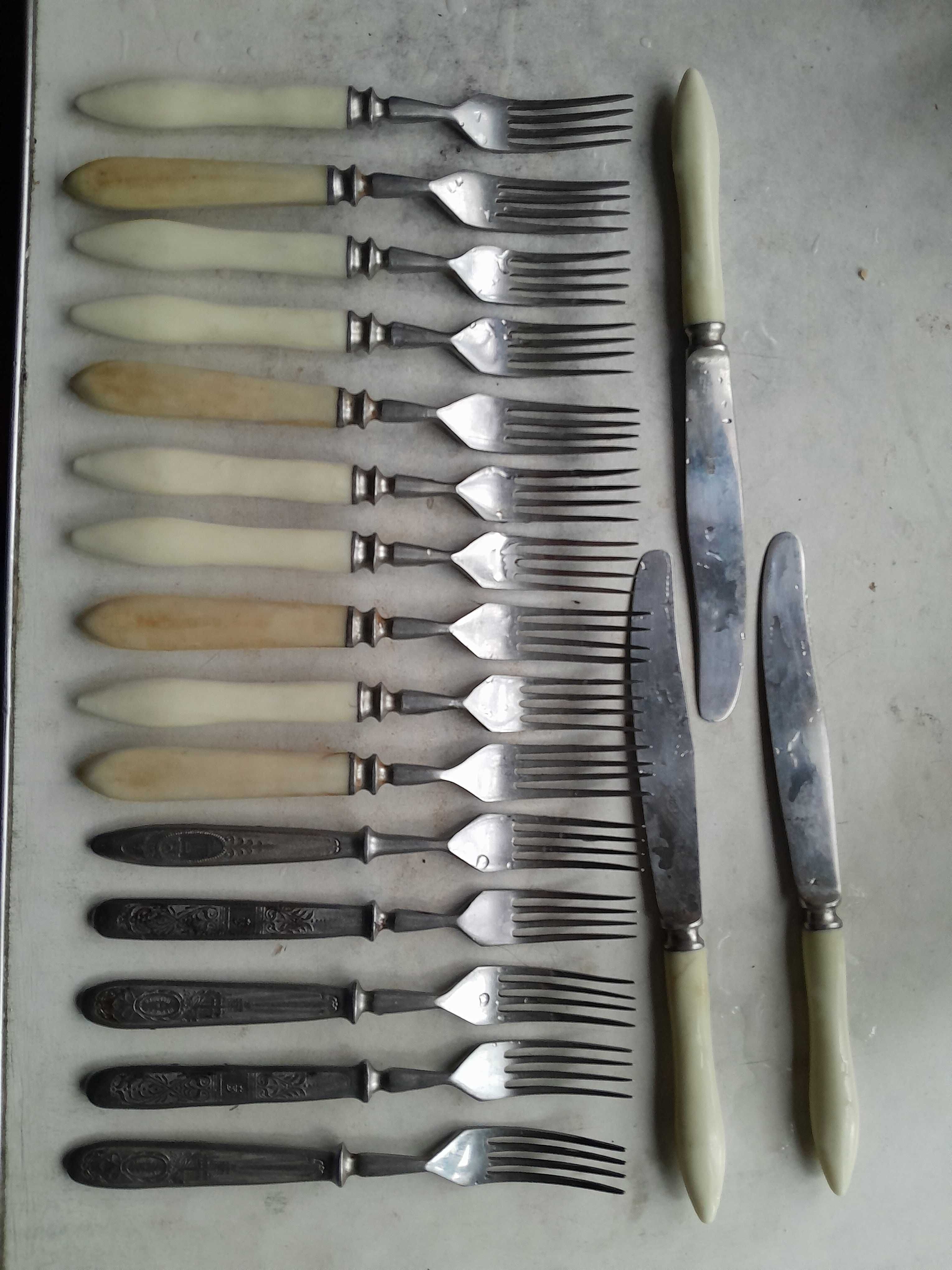 Вилки и ножи с бакалитовыми ручками