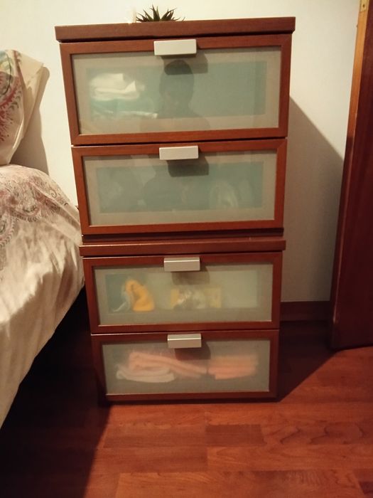 Cómoda e mesas de cabeceira