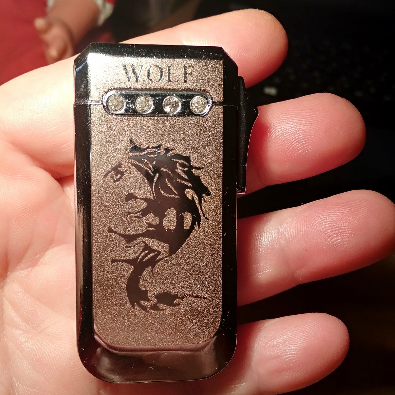 Зажигалка WOLF,рабочая.