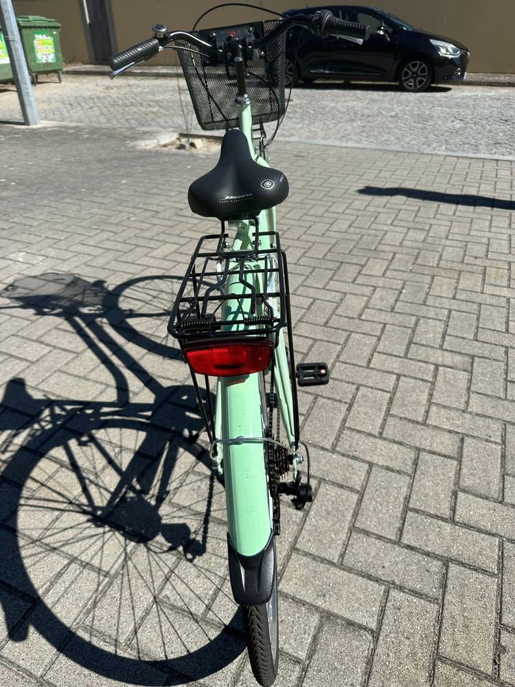 Bicicleta citadina com cesto
