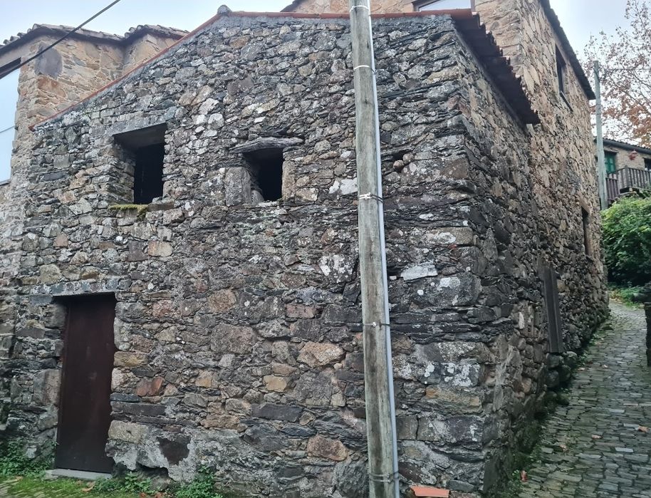 Moradia nas aldeias de Xisto Gondramaz