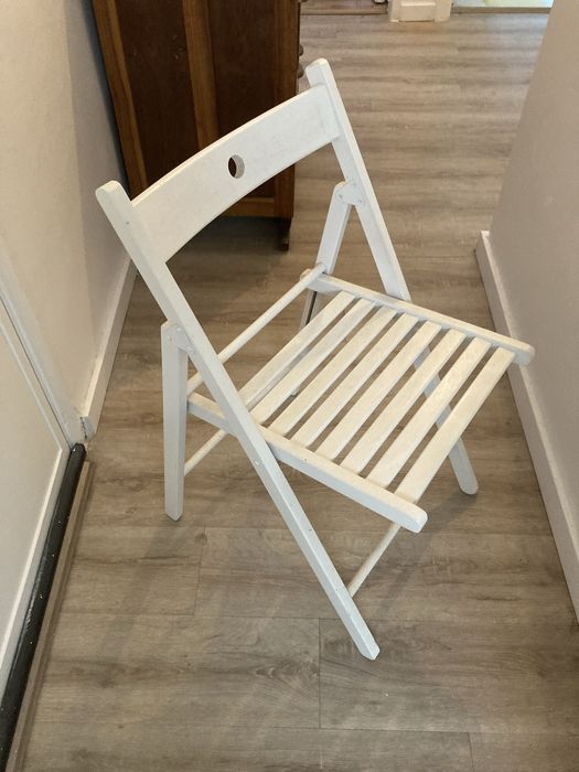 2 cadeiras dobráveis em madeira branca do IKEA, em otimo estado. Amado