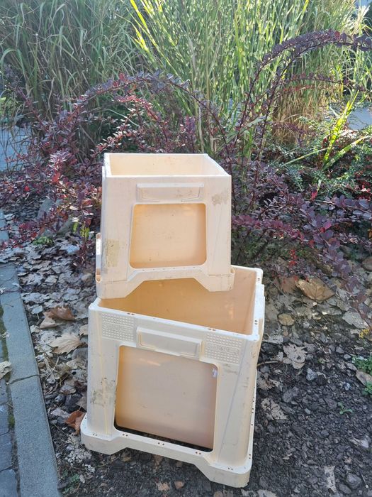 Бачки для зрізаних квітів ,контейнери,поємніки .