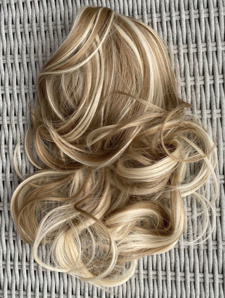Włosy doczepiane, kucyk na klamrze, blond pasemka, 34 cm ( 448 )
