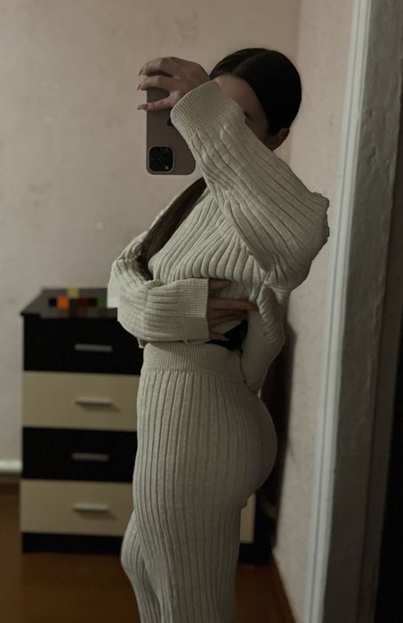 Костюм вʼязаний беж