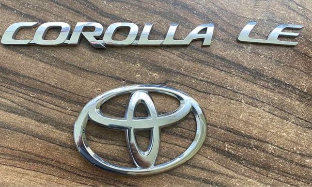 Емблема та напис на багажнік Toyota Corolla