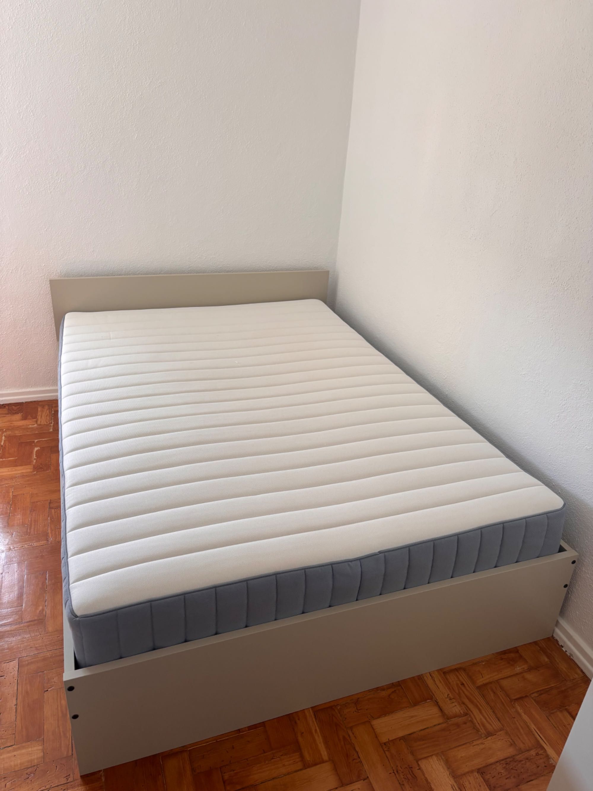 Cama + Colchão (apenas 2 meses de uso)