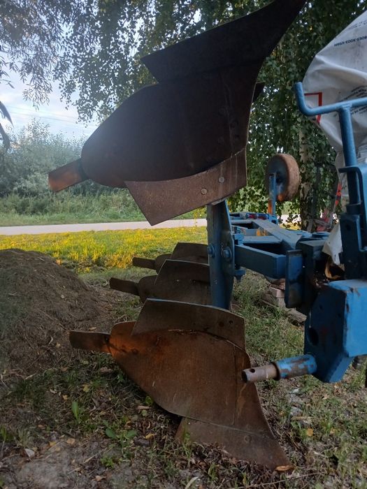 Pług obrotowy trzy skibowy