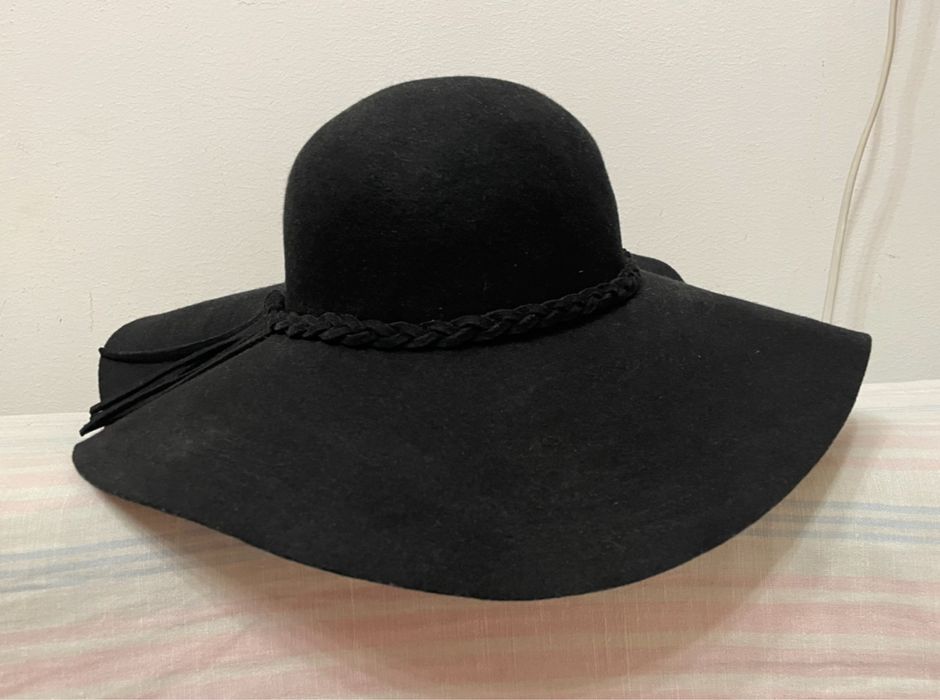 Чорний капелюх