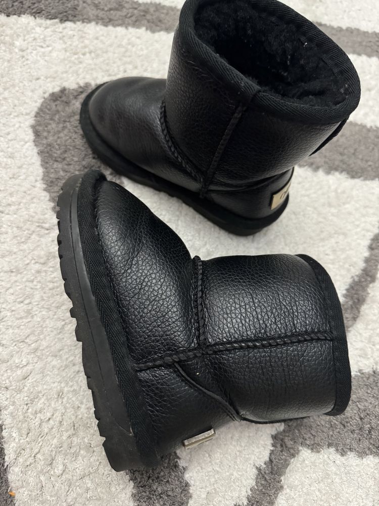 Продам дитячі UGG на 15-16см.