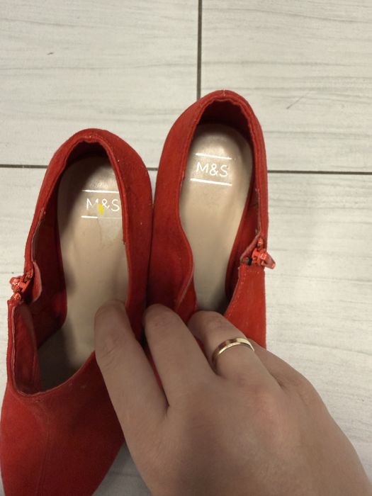 Czerwone botki M&S – rozmiar 39 – stan idealny!!