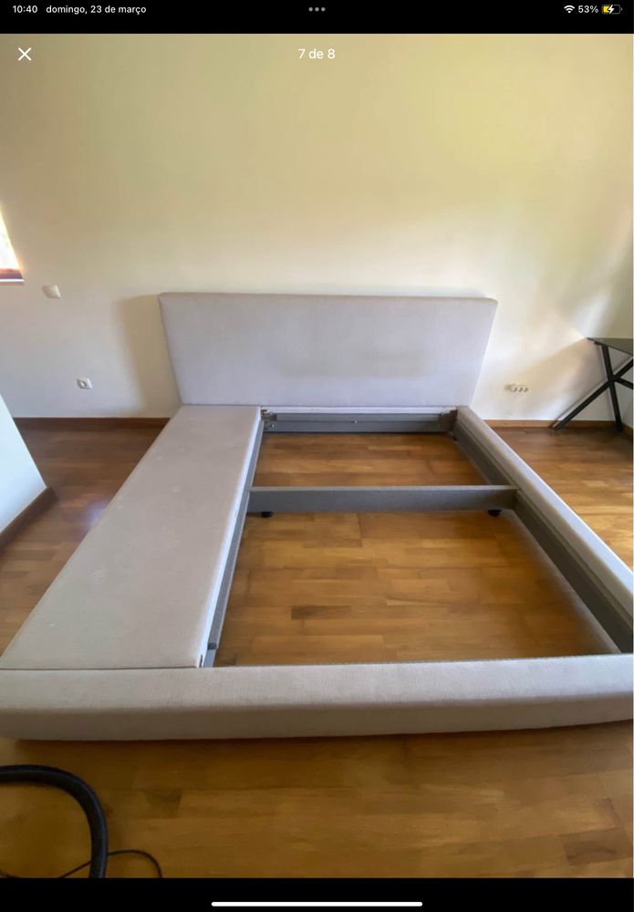 Cama de casal estofada com estrado largo