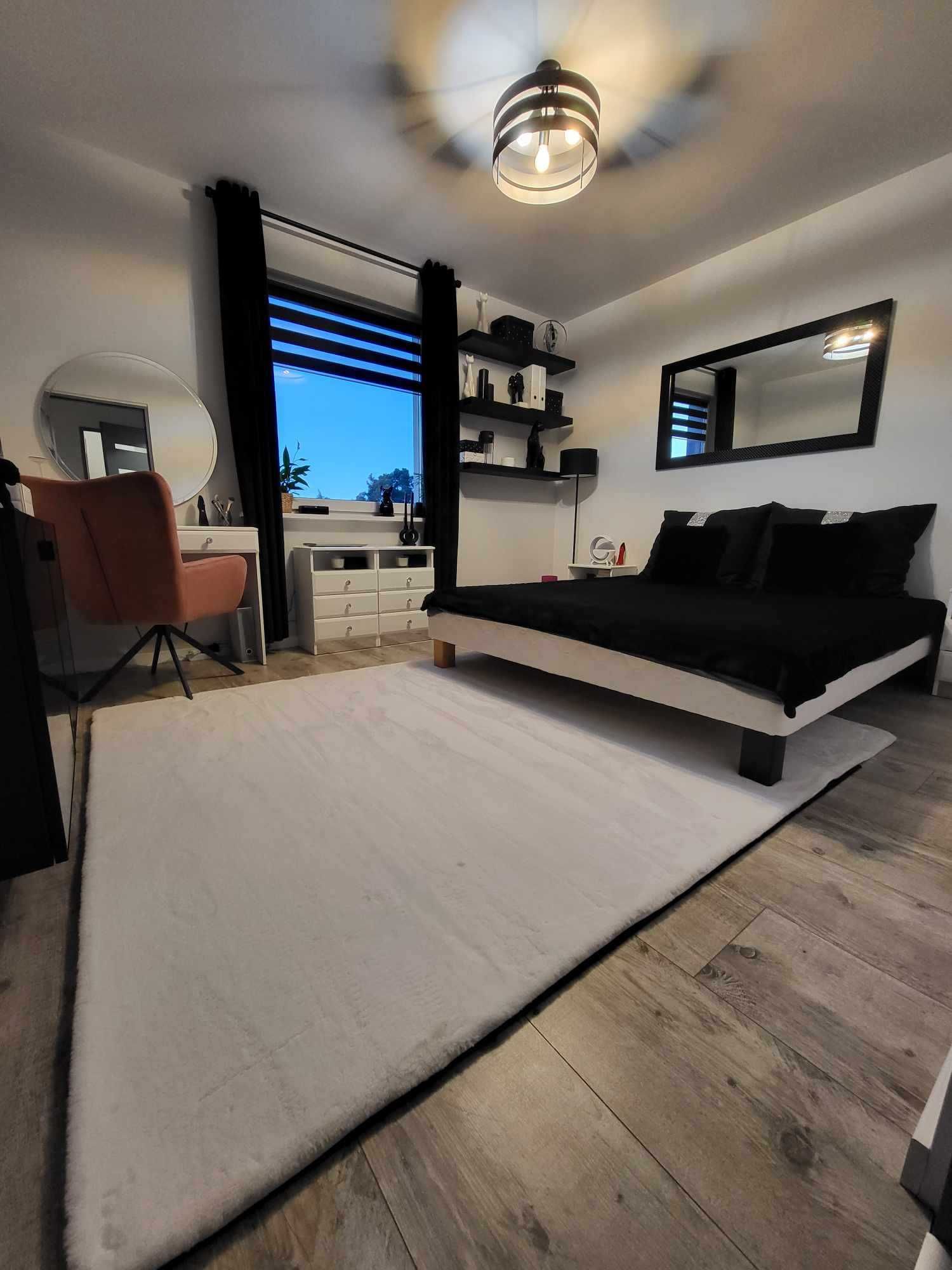Duży biały dywan