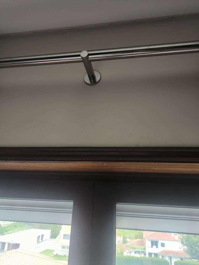 Dois varrãos com cortinas
