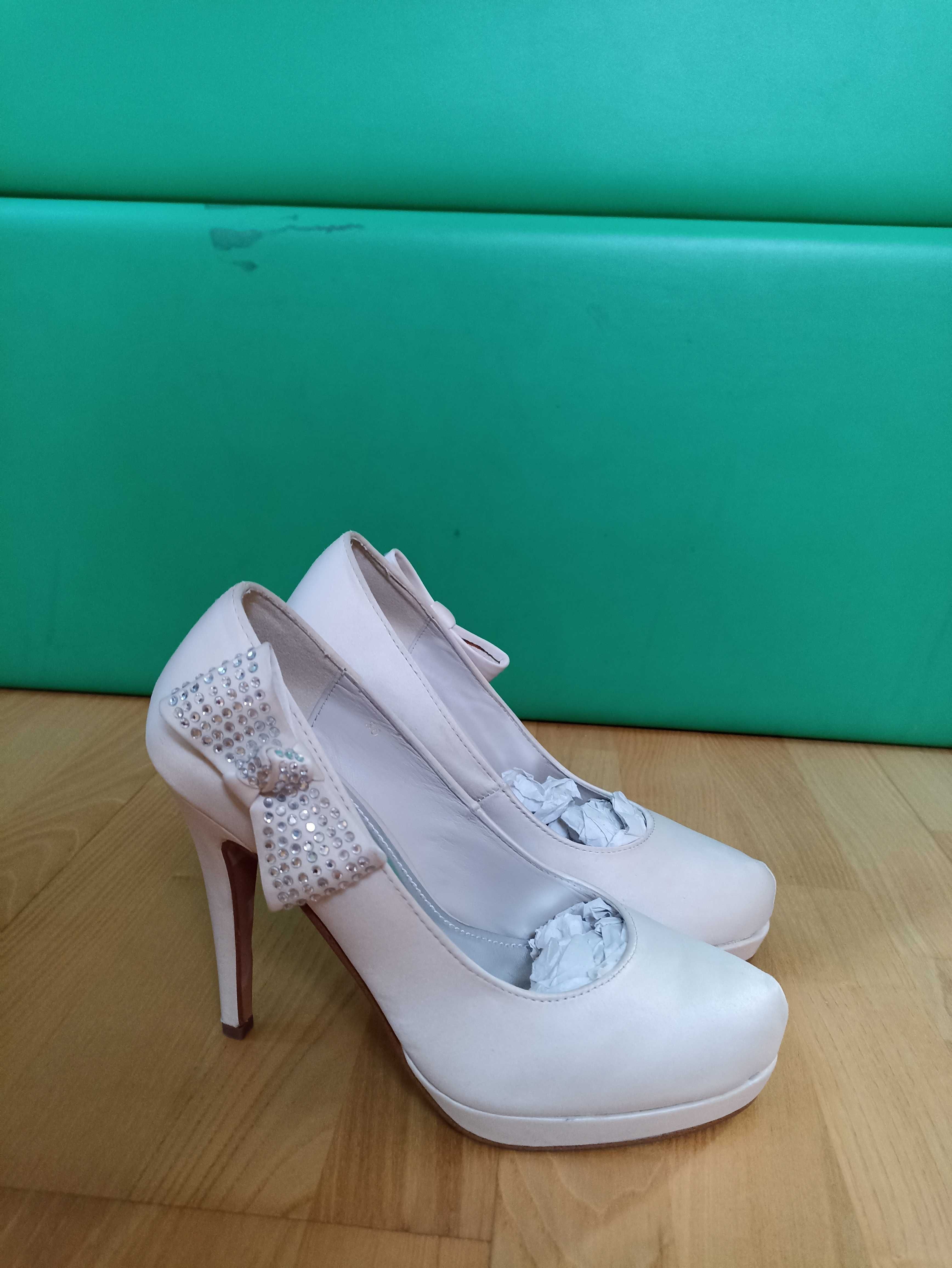 Buty szpilki kremowe Apart 36