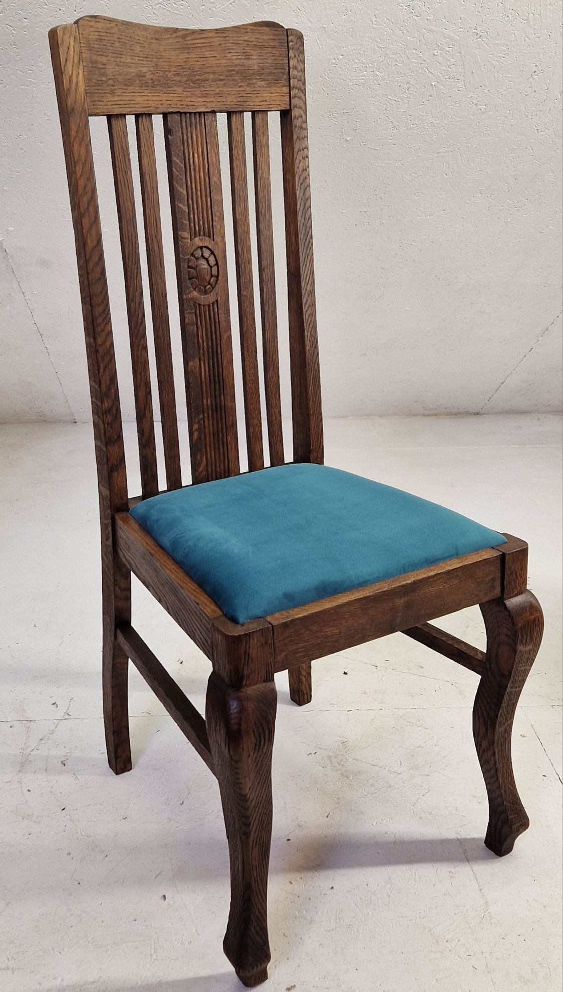 Stylowe krzesło dębowe welur