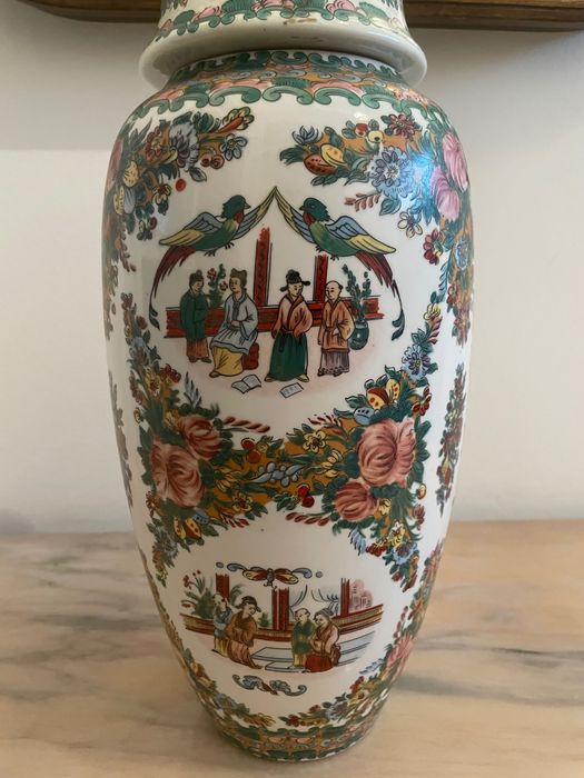 Pote Oriental com figuras