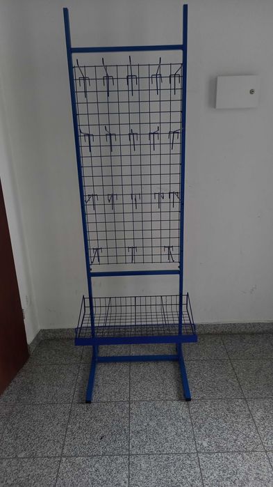 Stojak metalowy z haczykami granatowy