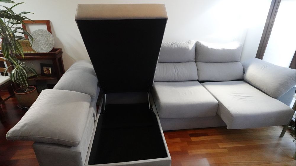 Sofa cinzento com 3 puffs e chaiselong