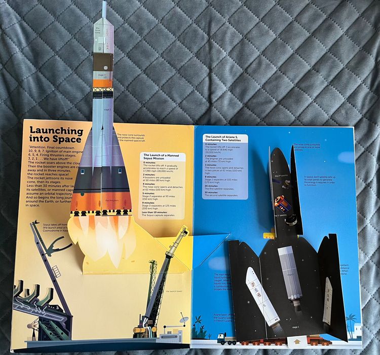 Книга «The ultimate book of space» англійською мовою