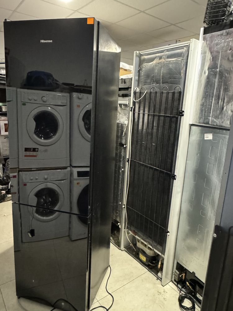 Hisense 2 м. чорне скло  No Frost холодильник hh22210