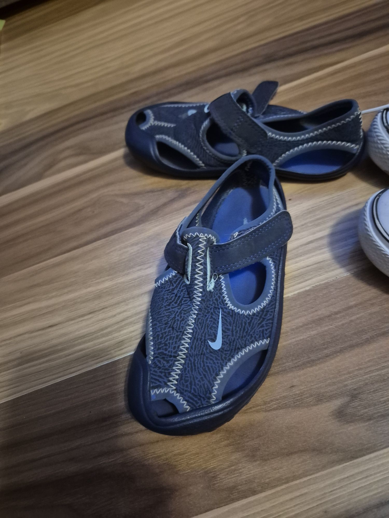 Sprzedam tenisówki i sandały nike rozmiar 27