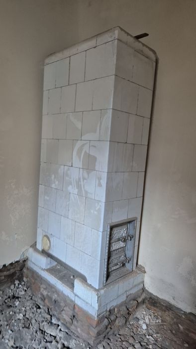 Piec kaflowy biały