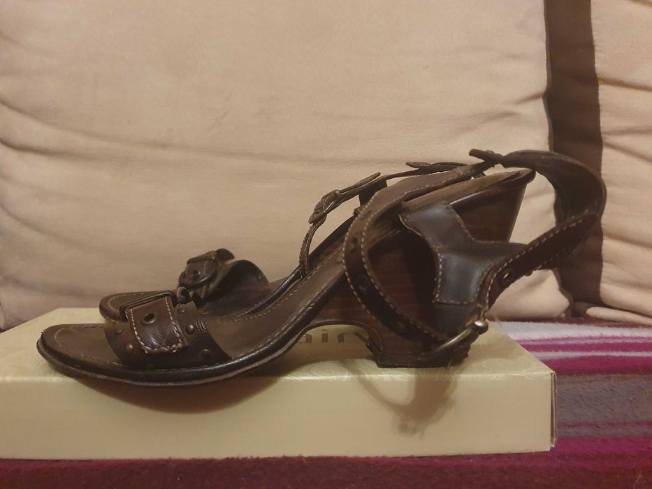 Brązowe buty skórzane sandałki na koturnie Bata 39