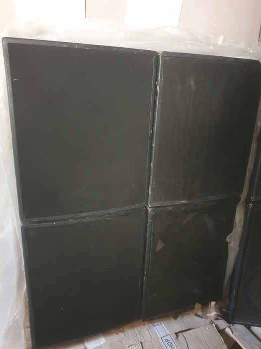 4 caixas graves simples de 18polegadas.