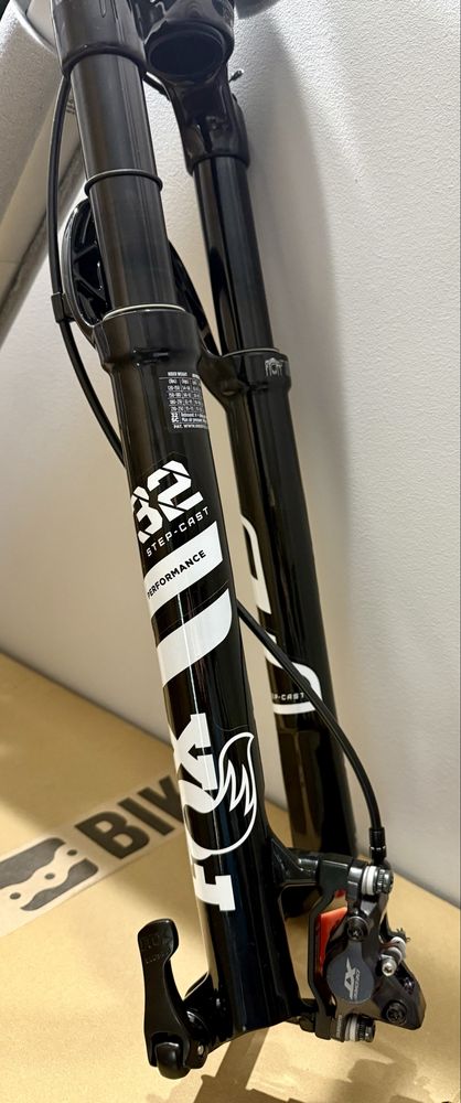 Amortyzator przedni widelec Fox Performance step cast 32 100mm