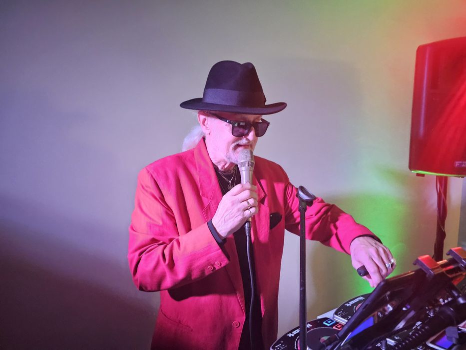 Śpiewający D-j, wokalista, konferansjer - artystyczna oprawa muzyczna.