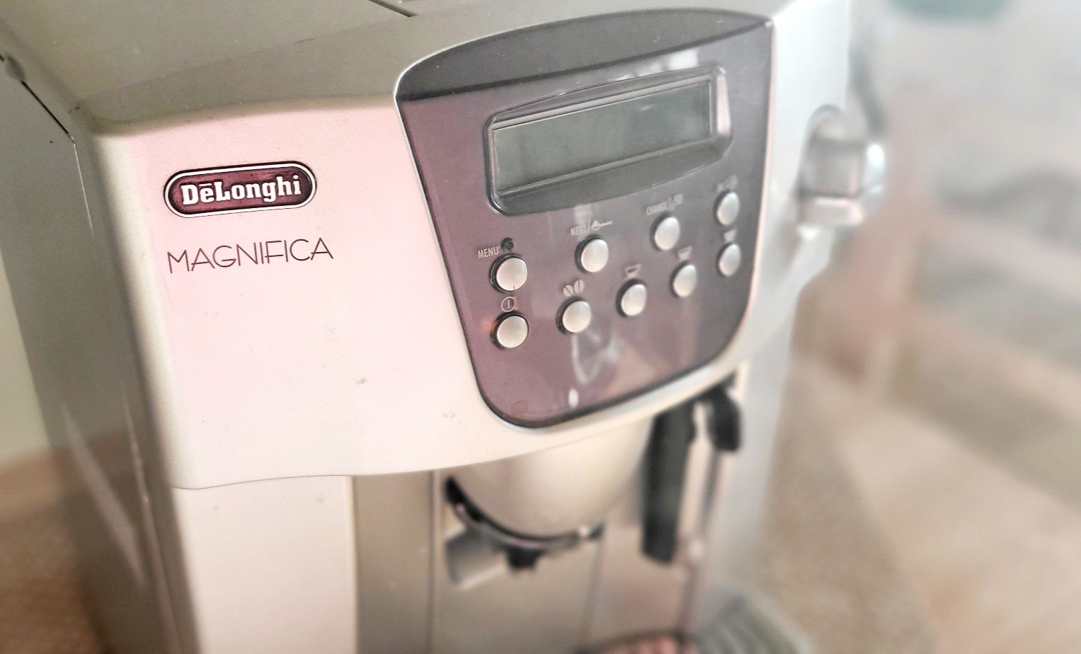 Ciśnieniowy ekspres do kawy Delonghi Magnifica ESAM 4400