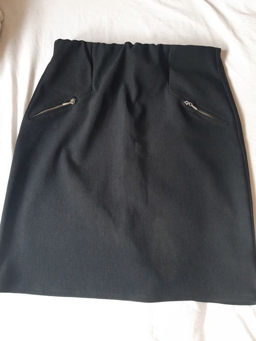 Czarna spodnica z gumką