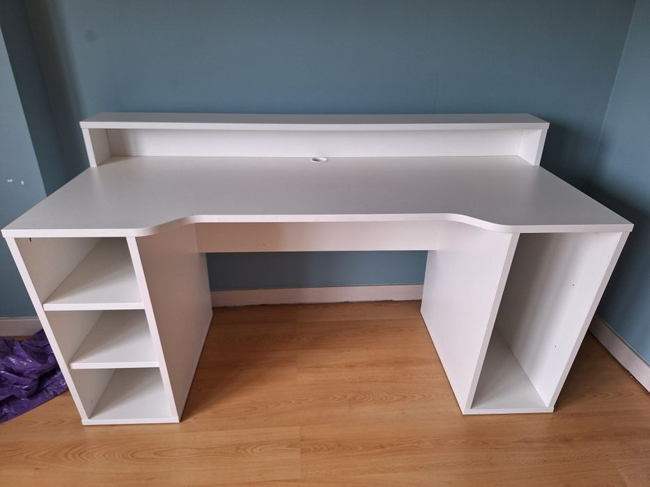 Białe biurko w dobrym stanie