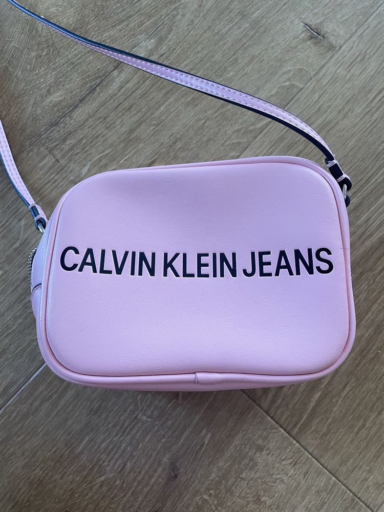 Mala torebka pudrowy roz Calvin Klein, czarny napis