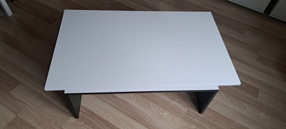 Stolik bialo -czarny o wymiarach 100×60×50