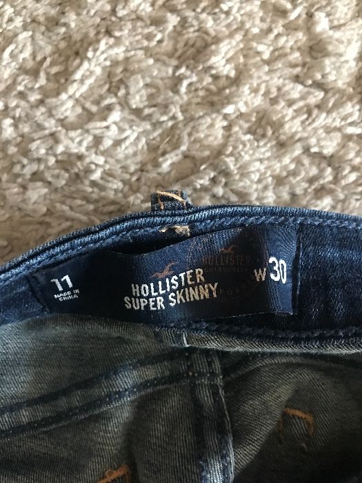 Spodnie z dziurami Hollister