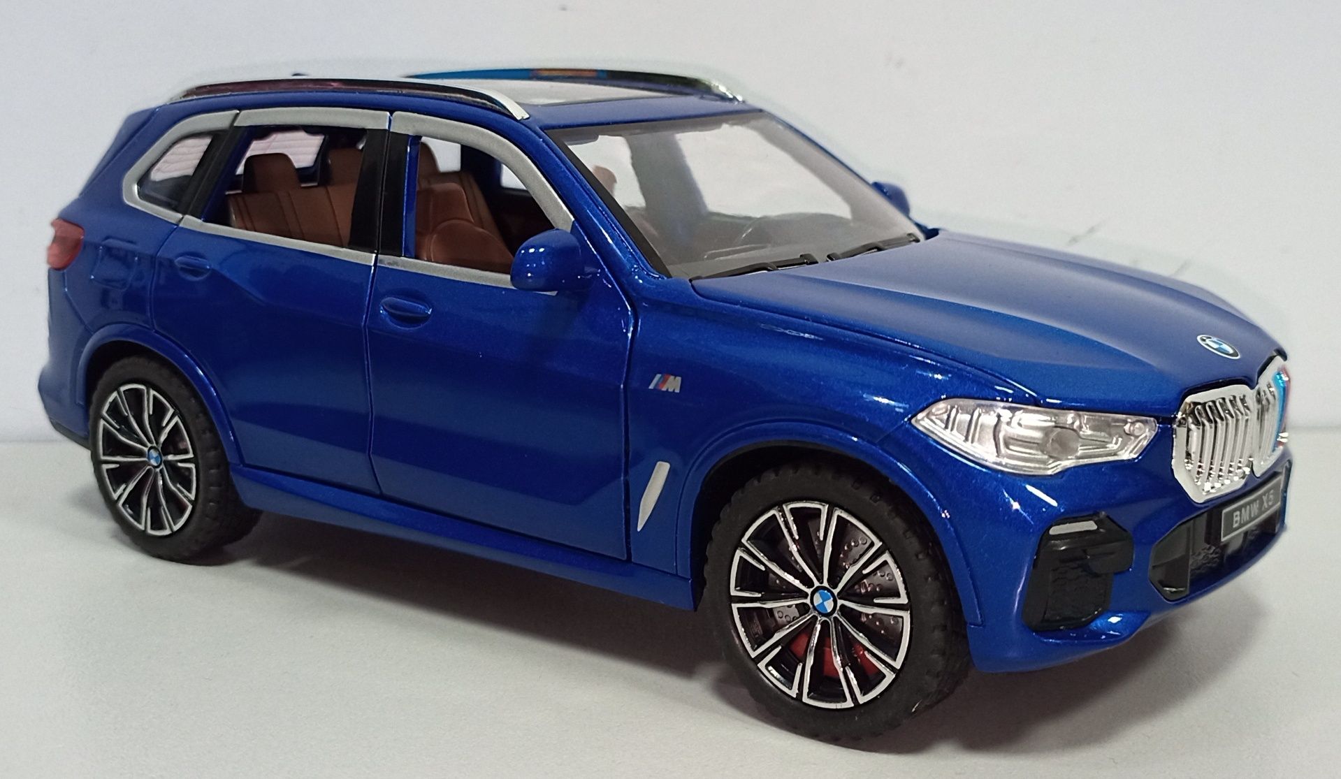 Машинка BMW X5 модель 1:24 NEWAO Toys. Металл, звук, свет.