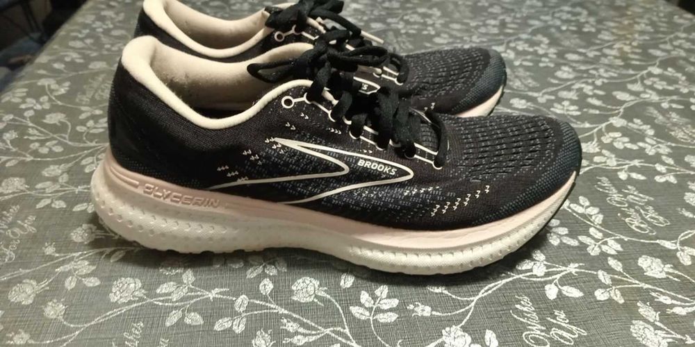 Кросівки  Brooks, розмір 40,5, 26см, в гарному стані