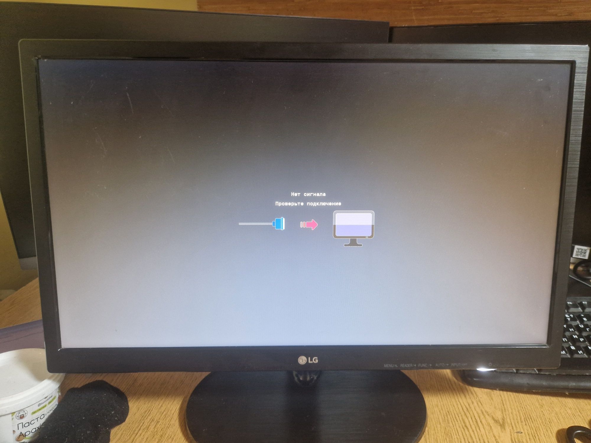 Монитор LG 22M38D-B, диагональ 22, бу в хорошем состоянии. Без шнуров