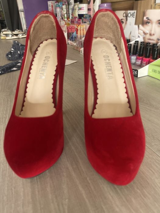 Sapatos vermelhos pele pessego