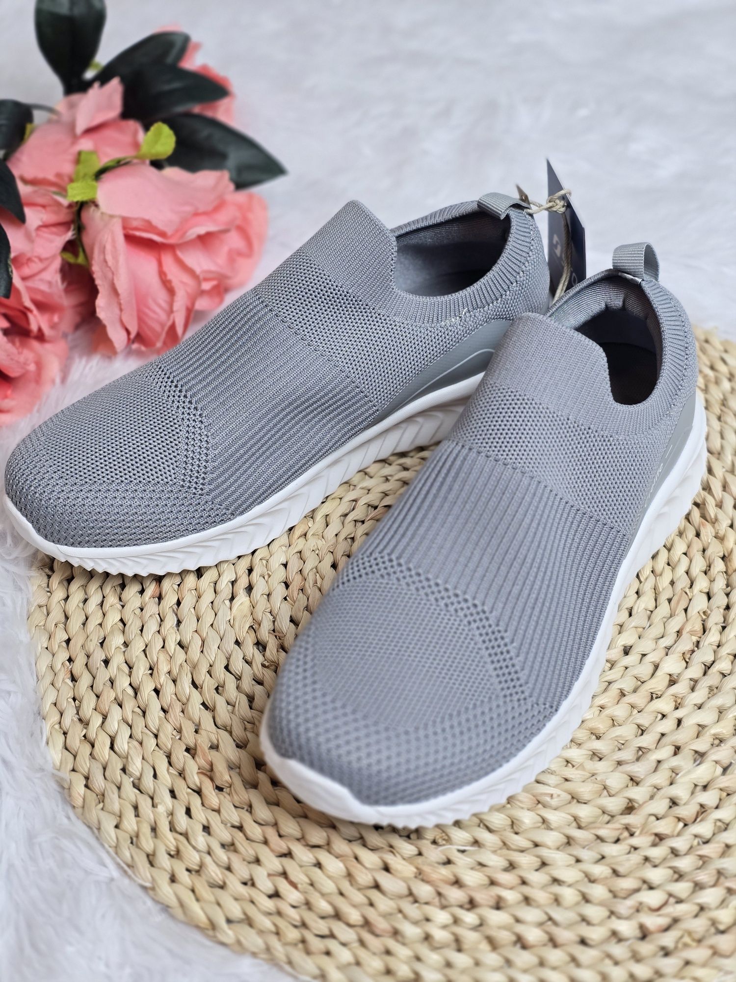 Buty nowe sportowe siateczkowe wsuwane szare biała podeszwa  39 lekkie